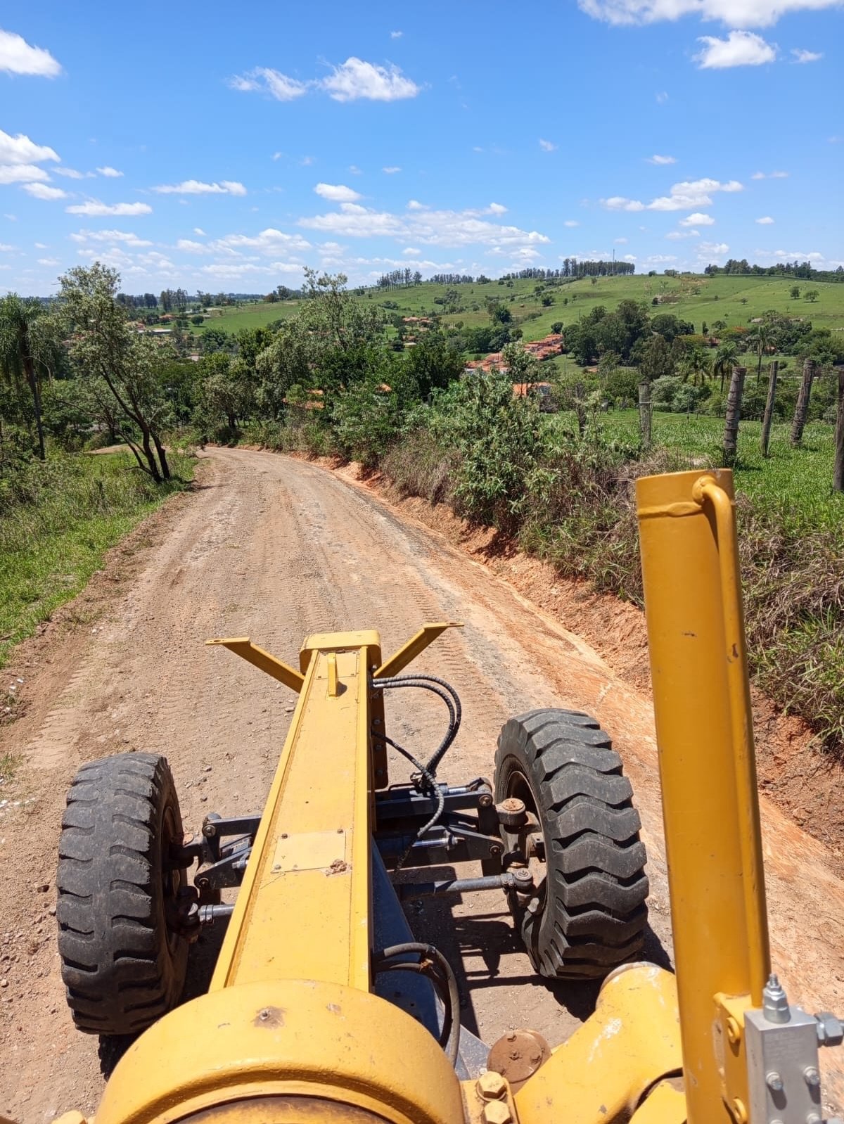 Prefeitura de Conchas realiza manutenção no Morro Azul e atende demandas da comunidade rural