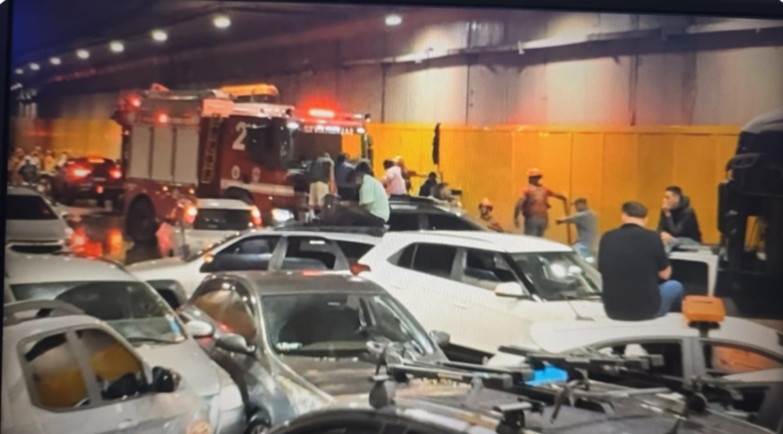 🚨 PÂNICO NO TÚNEL DO ANHANGABAÚ: CARROS FICAM SUBMERSOS APÓS FORTE CHUVA EM SP