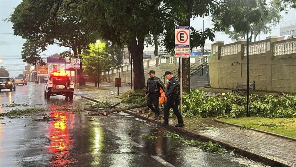Chuvas e ventos fortes deixam moradores sem água e energia em vários bairros de Botucatu